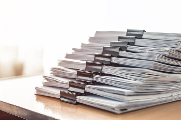 Стопки документов с черной застежкой.