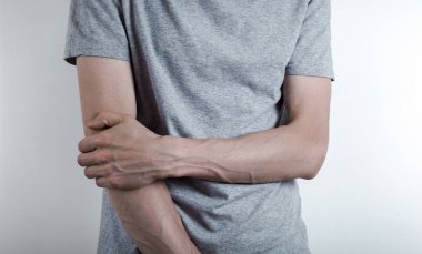 Bir erkeğin dirsek ağrısı vardır..