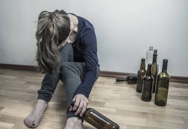 Bir şişe şarabı olan sarhoş bir kadın. Bunalımlı kız. Alkolikler.