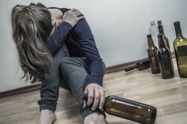 Bir şişe şarabı olan sarhoş bir kadın. Bunalımlı kız. Alkolikler.