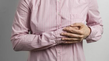 Bir kadın göğsüne tutunuyor. Mastopati. Göğüs kanseri kavramı.