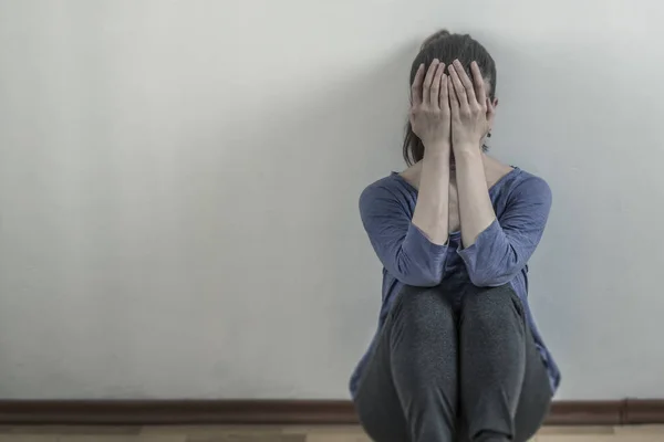 Κλαίγοντας Θλιμμένη Γυναίκα Κάθεται Στο Πάτωμα — Φωτογραφία Αρχείου