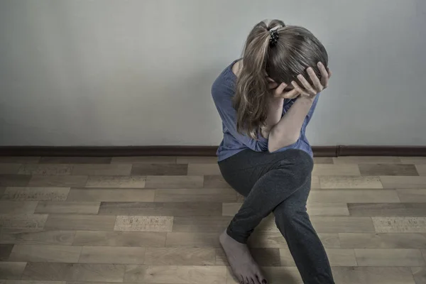 Depressie Met Een Vrouw Een Verdrietig Meisje Zit Een Kamer — Stockfoto