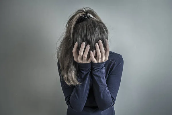 Rapariga Está Triste Quarto Deprimido Com Uma Mulher — Fotografia de Stock