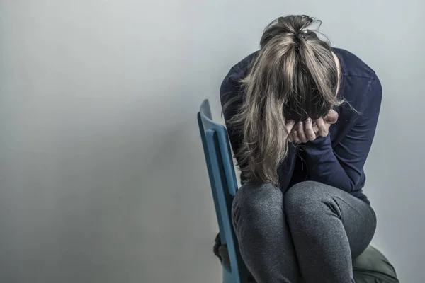 Depressie Met Een Vrouw Een Verdrietig Meisje Zit Een Kamer — Stockfoto