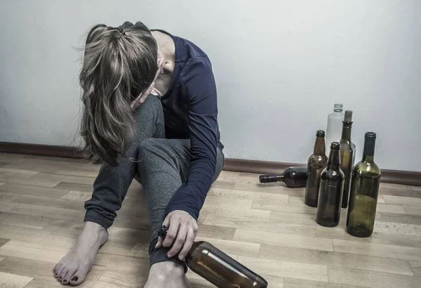 Opilá Žena Lahví Vína Depresivní Holka Alkoholici — Stock fotografie