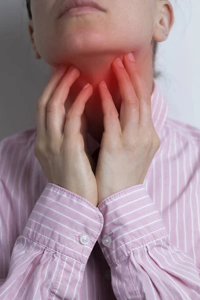 Uma Garganta Dolorida Uma Mulher Segura Mão Pescoço Angina — Fotografia de Stock