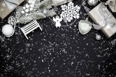 Noel oyuncakları ve kar mesajlaşmak için uzayın üzerine konur. Yeni yıl konsepti. Siyah arka plan. Üst görünüm.