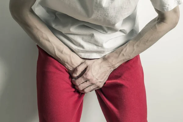 前立腺炎 男は陰茎の痛みにしがみついています 膀胱がん — ストック写真