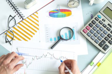 Hesap makinesi ve mali rapor için gözlüklü çalışma alanı. Masaüstü modern iş adamı. Muhasebe konsepti. Koyu arkaplan.