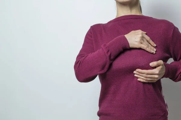 Bir Kadın Göğsüne Tutunuyor Mastopati Göğüs Kanseri Kavramı — Stok fotoğraf