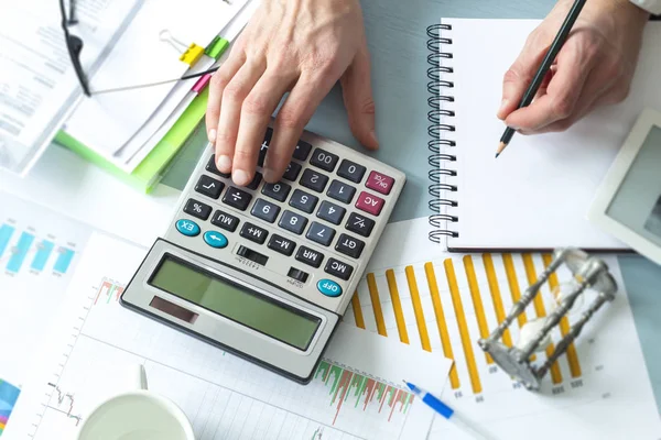 Business Person Accountant Compiles Financial Report Using Calculator While Sitting — Stock Photo, Image