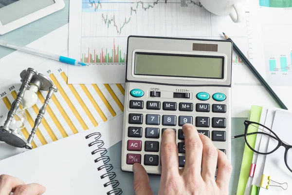 Ein Geschäftsmann Ein Buchhalter Erstellt Einen Finanzbericht Mit Einem Taschenrechner Stockfoto