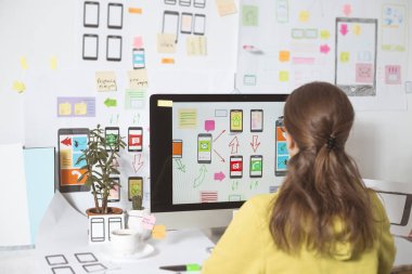 UX grafik tasarımcı cep telefonu web uygulamaları geliştirir. Kullanıcı deneyimi. 