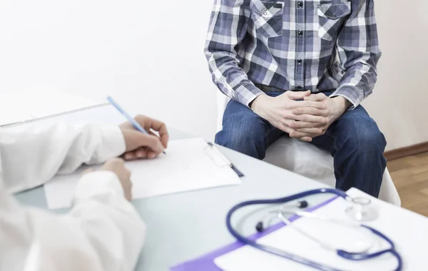 Manlig Patient Konsulterar Med Läkare Urolog Kontoret Begreppet Prostata Medicinsk — Stockfoto