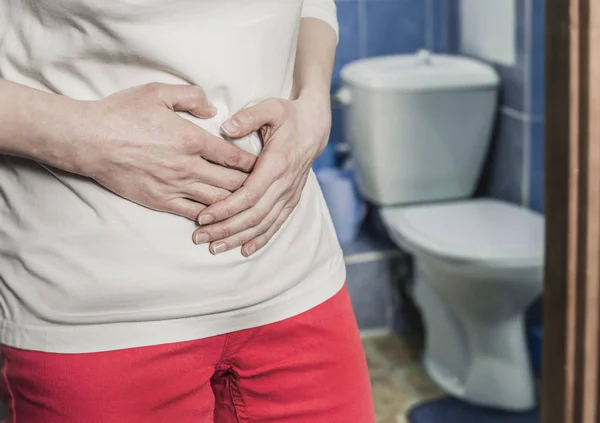 Une Femme Tient Son Estomac Près Des Toilettes Fille Souffre — Photo