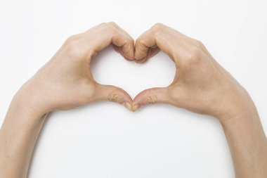 Kalp el Beyaz arka plan üzerinde. Aşk sembolü.