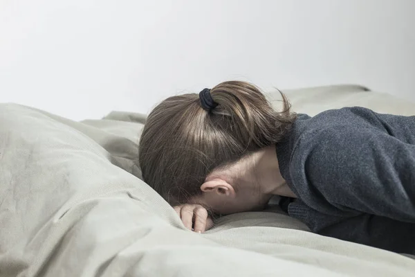 Uma Mulher Deprimida Chora Com Mãos Cobrindo Rosto Deitada Sofá — Fotografia de Stock