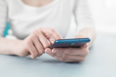 Bir akıllı telefon yakın çekim bir kadın elinde kullanarak.