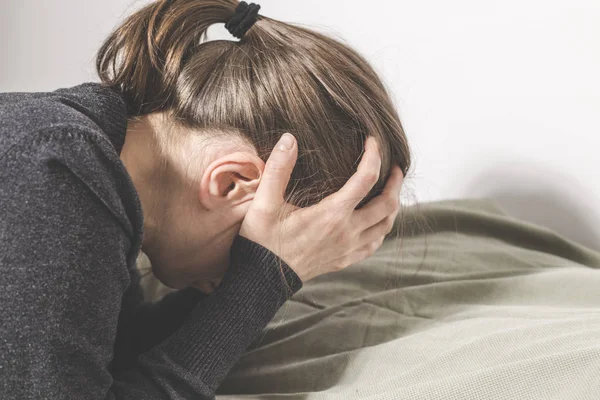 Een Depressieve Vrouw Schreeuwt Met Haar Handen Haar Gezicht Liggend — Stockfoto