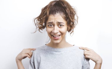 Beyaz arka planda gülümseyen Hintli kız.