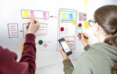 Cep telefonu için uygulama tasarlama. Uzman bir prototip Kullanıcı deneyimi arayüzü, grafik tasarım oluşturur. Yenilikçi teknolojiler.