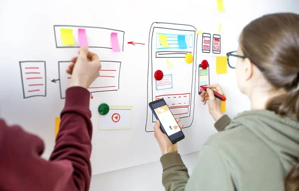 Projetando Aplicativo Para Telefone Celular Especialista Cria Protótipo Interface Experiência — Fotografia de Stock