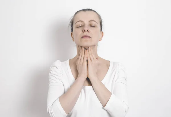 Halsschmerzen Einer Frau Erkältung Hände Hals Nahaufnahme — Stockfoto