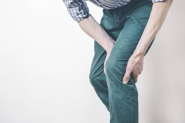 半月板の断裂 男の膝の下の痛み 膝関節の炎症性プロセス — ストック写真