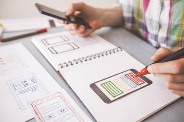 Masaüstünde cep telefonları için uygulamalar Tasarımcı geliştiricisi. Kullanıcı deneyimi. Akıllı telefoniçin bir arayüz oluşturulması.