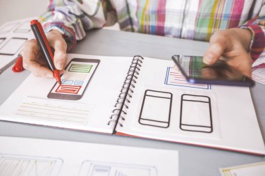 Cep telefonu için uygulama tasarlama. Uzman bir prototip Kullanıcı deneyimi arayüzü, grafik tasarım oluşturur. Yenilikçi teknolojiler.