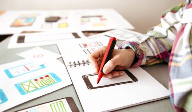 Masaüstünde cep telefonları için uygulamalar Tasarımcı geliştiricisi. Kullanıcı deneyimi. Akıllı telefoniçin bir arayüz oluşturulması.