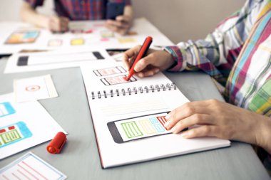 UX grafik tasarımcı cep telefonu web uygulamaları geliştirir. Kullanıcı deneyimi. 