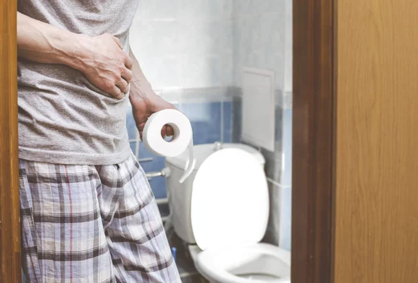 Мужчина Держит Туалетную Бумагу Диарея Диарея Концепция Запора — стоковое фото
