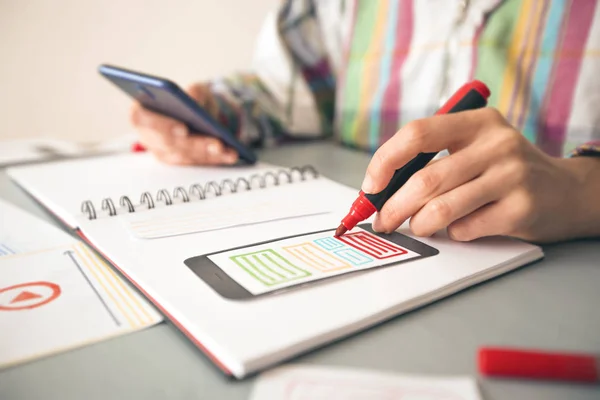 Entwickler Entwerfen Benutzeroberflächen Für Mobiltelefon Anwendungen Werbetexter — Stockfoto