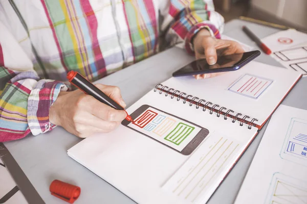 Vývojář Navrhující Uživatelské Rozhraní Pro Aplikace Mobilních Telefonů Copywriter — Stock fotografie