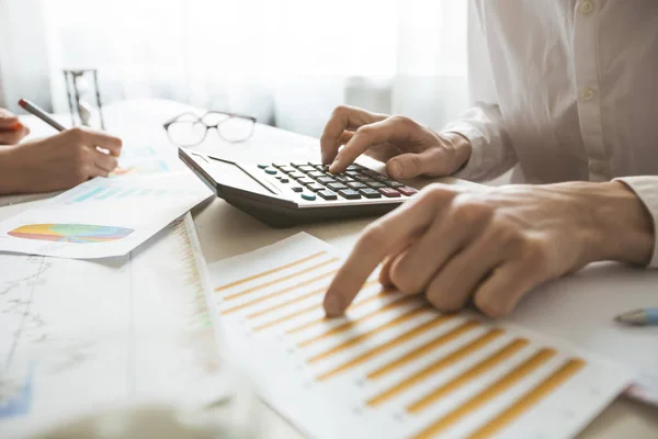 Mãos Contador Trabalhar Uma Calculadora Preparar Financeiro — Fotografia de Stock