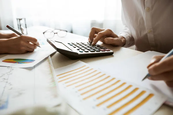 Handen Van Een Accountant Werken Een Rekenmachine Bereiden Een Financiële — Stockfoto