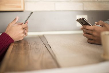 Eller siyah insanların cep telefonları kullanarak. Afrikalı Çocuk akıllı telefonlar üzerinde oyun. 