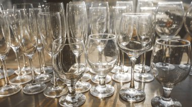 Restoranda rafta boş temiz gözlük.