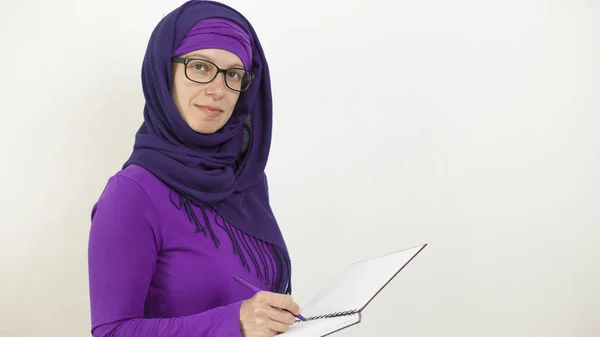 Žena Hidžábu Muslimka Brýlích Bílém Pozadí Kopírovat Prostor — Stock fotografie