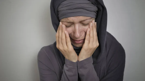 Uma Mulher Muçulmana Hijab Chora Com Seu Rosto Coberto Suas — Fotografia de Stock