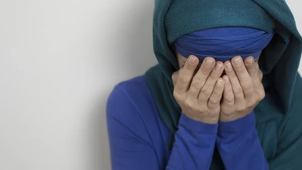 Een Moslimvrouw Een Hijab Huilt Met Haar Gezicht Bedekt Met — Stockfoto