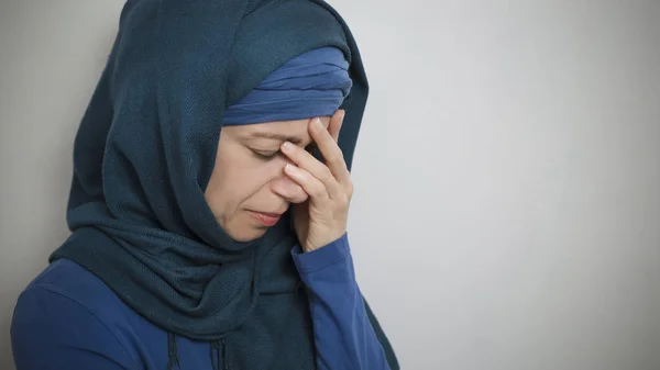 Eine Muslimin Hidschab Weint Ihr Gesicht Ist Mit Den Händen — Stockfoto