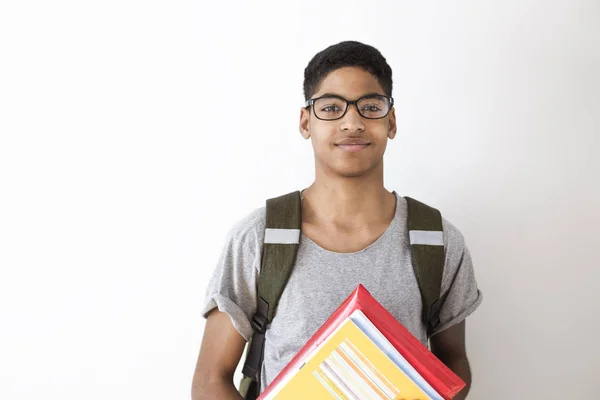 快乐的非洲裔美国学生戴眼镜与书籍 一个黑人年轻人的肖像 手里拿着课本 微笑的男孩与背包和笔记本在白色背景 — 图库照片
