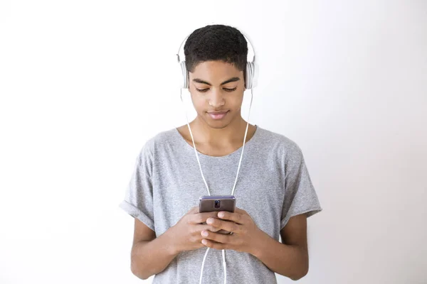 Jeune Homme Casque Écoutant Musique Sur Smartphone Afro Américain Gars — Photo