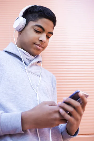 Jeune Homme Noir Écoute Musique Sur Son Téléphone Portable Tout — Photo