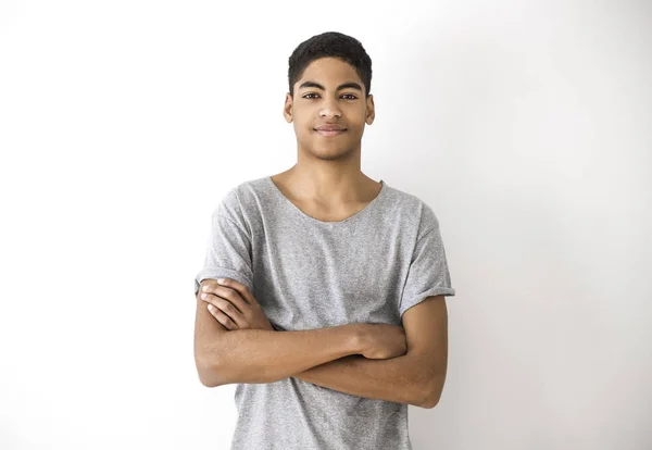 微笑和快乐的黑人年轻人在白色背景 一个开朗的非洲裔美国男孩 青少年 学生的肖像 — 图库照片