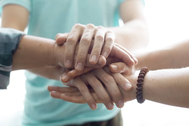 Beyin fırtınası. Takım çalışması iş konsepti. Üç çalışandan oluşan bir grubun toplantı sırasında el ele tutuştukları yakın çekim.