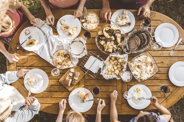Vrienden Hebben Samen Dineren Houten Tafel Met Top Uitzicht Voedsel — Stockfoto
